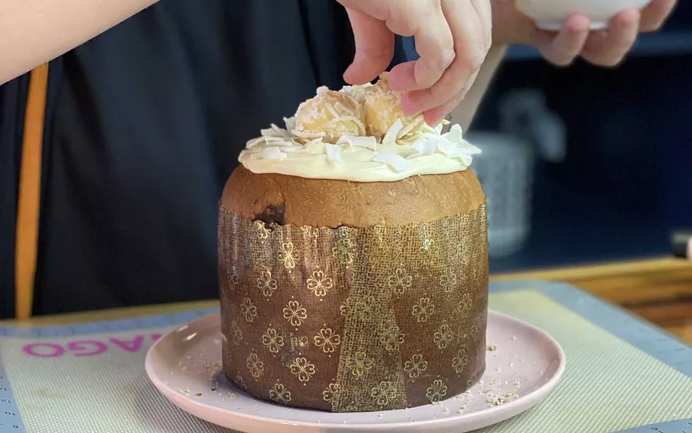 Fatia de Panetone Recheado e Decorado com Coco, exibindo uma massa de panetone. Um produto de Alta Margem de Lucro essencial para a Estratégia Multicanal e para alcançar o Máximo Faturamento no Natal.