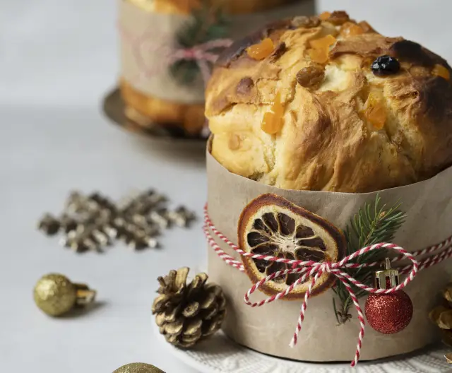 Panetone Sem Glúten ou Zero Açúcar em embalagem individual rústica, reforçando a exclusividade e o Fator Confiança. O acabamento de luxo justifica o preço premium no nicho lucrativo.