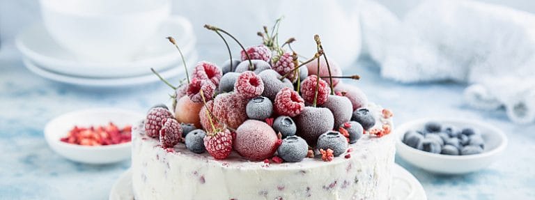 O segredo para congelar doces finos, como este bolo gelado e as frutas, está na rapidez do freezer horizontal para preservar a textura e evitar cristais grandes.