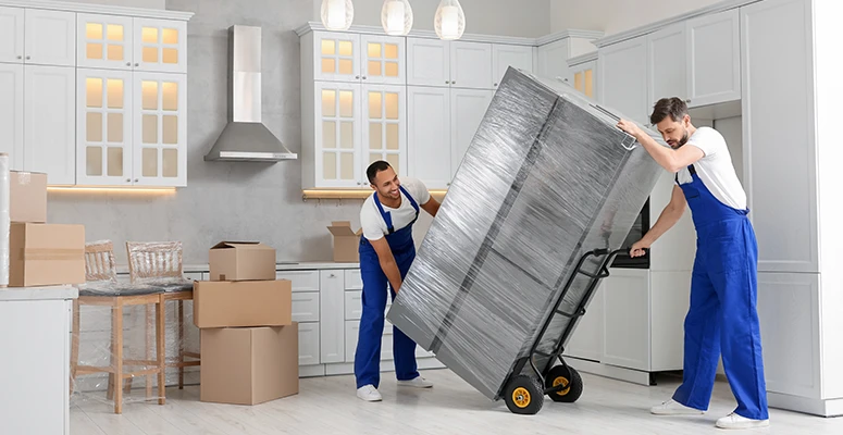 Técnicos instalando um Freezer Horizontal em uma cozinha de confeitaria. A Instalação Certa em local estratégico é o primeiro passo para o Máximo Desempenho e Economia de Energia.