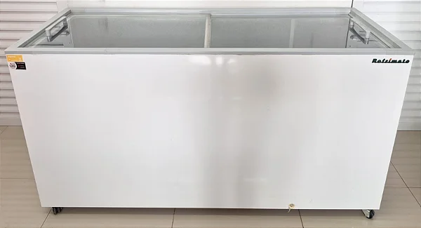 Freezer horizontal expositor branco com tampa de vidro reta e deslizante, demonstrando o design clássico de visibilidade máxima para a exposição de produtos congelados na confeitaria.
