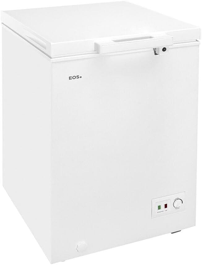 Freezer horizontal branco EOS EcoGelo de 110 litros em ângulo, destacando a fechadura de segurança com chave no puxador e o painel de controle de temperatura na base.