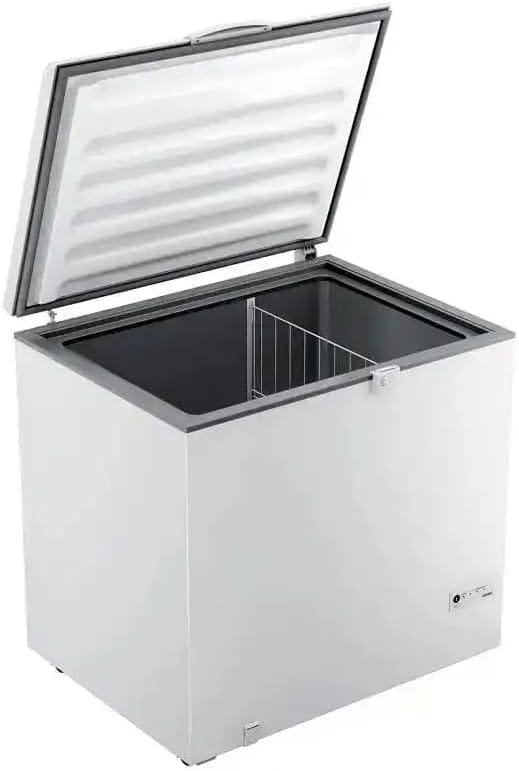 Interior do freezer horizontal Consul CHA31FB de 309 litros aberto e organizado com um cesto aramado e diversos produtos congelados.
