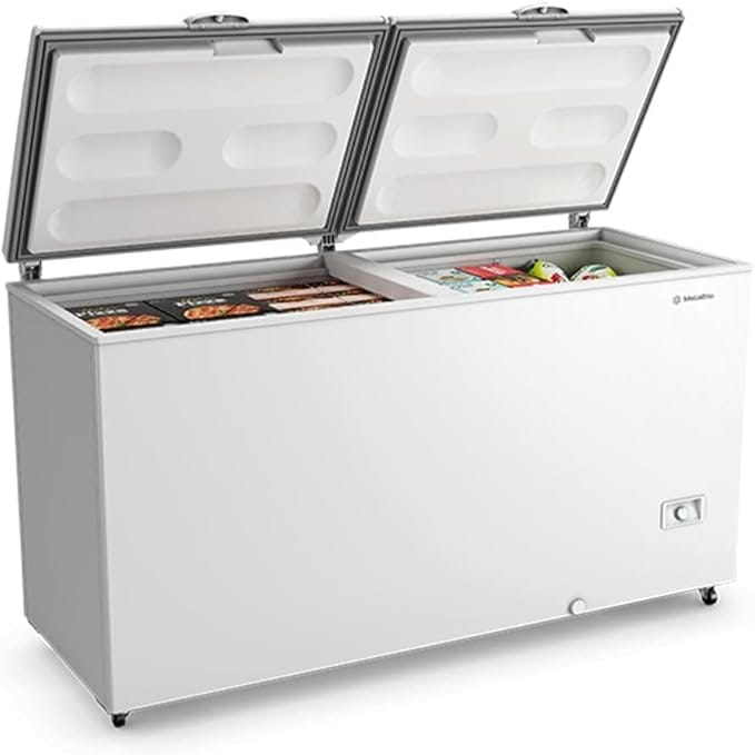 Freezer horizontal profissional Metalfrio DA550IF de duas portas aberto, exibindo o amplo gabinete interno de 543 litros em aço galvanizado com produtos estocados e rodinhas na base.
