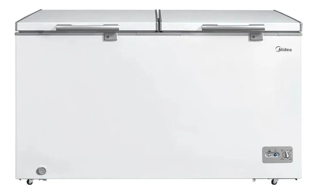 Freezer Horizontal Midea de 362 litros com duas portas na cor branca, função 3 em 1 (congelar, resfriar e conservar), exibido em ambiente de cozinha industrial e área de churrasqueira gourmet.