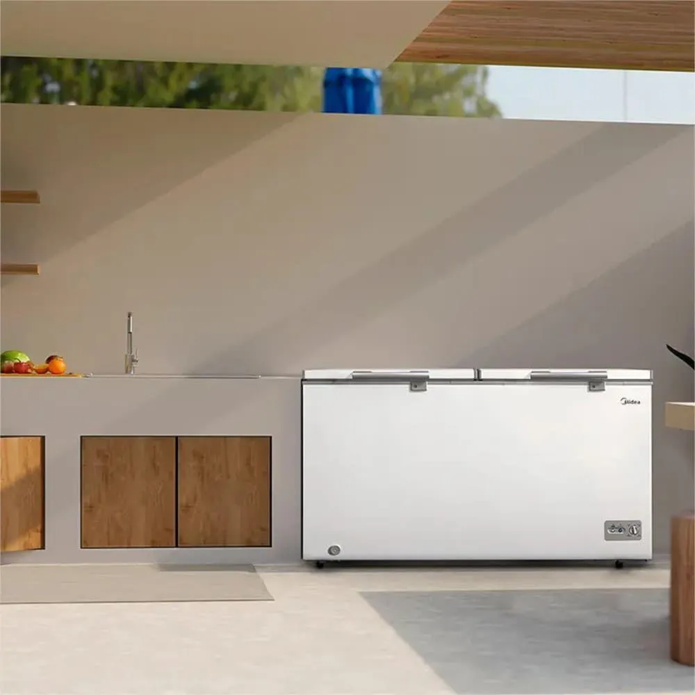 Freezer horizontal Midea branco de duas portas em uma cozinha de panificação e, em detalhe, o modelo de uma porta em uma área gourmet, ilustrando a rapidez de recuperação térmica em diferentes cenários de uso.