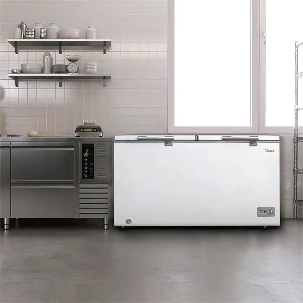 Freezer horizontal Midea branco de duas portas em uma cozinha industrial, destacando o Selo Procel A de eficiência energética e o painel de controle de temperatura digital externo na parte inferior.