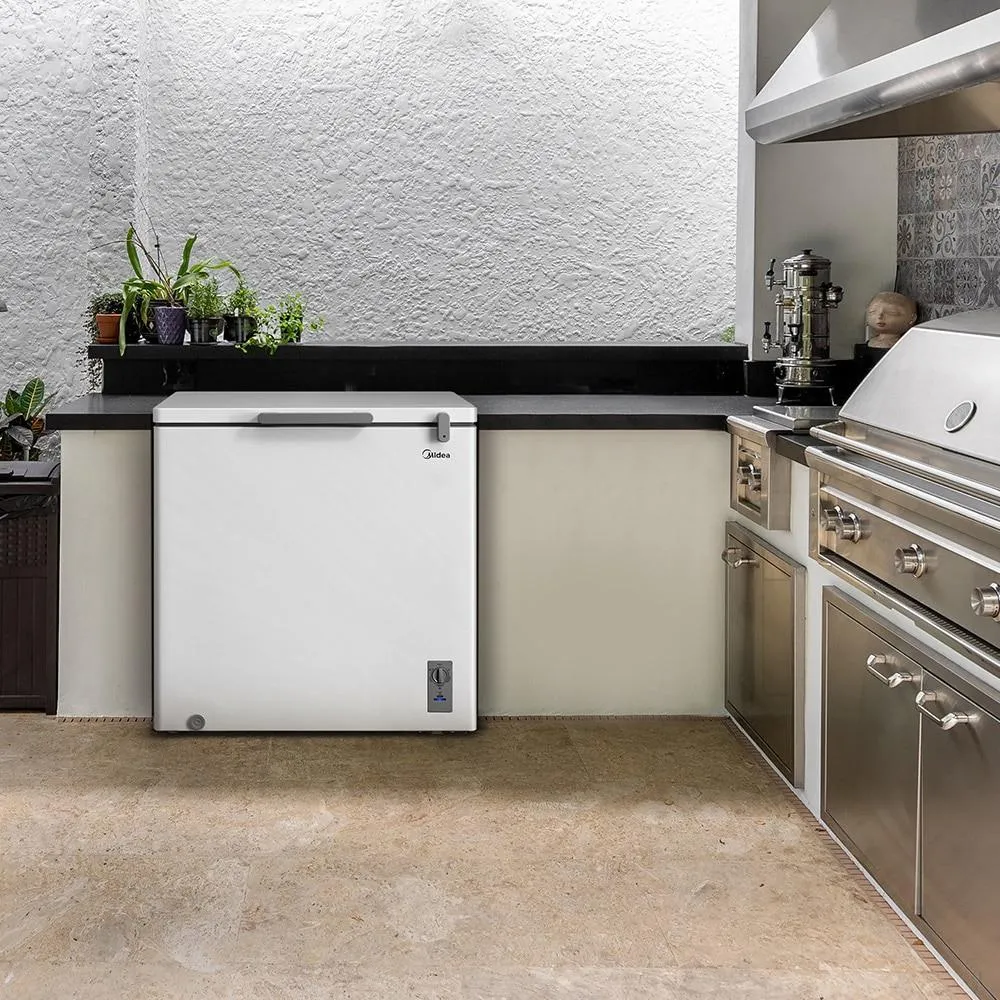 Montagem comparativa exibindo freezers horizontais Midea em diferentes contextos: modelos de duas portas em cozinhas profissionais e modelos de uma porta em áreas gourmet residenciais, destacando a versatilidade de tamanhos da marca.