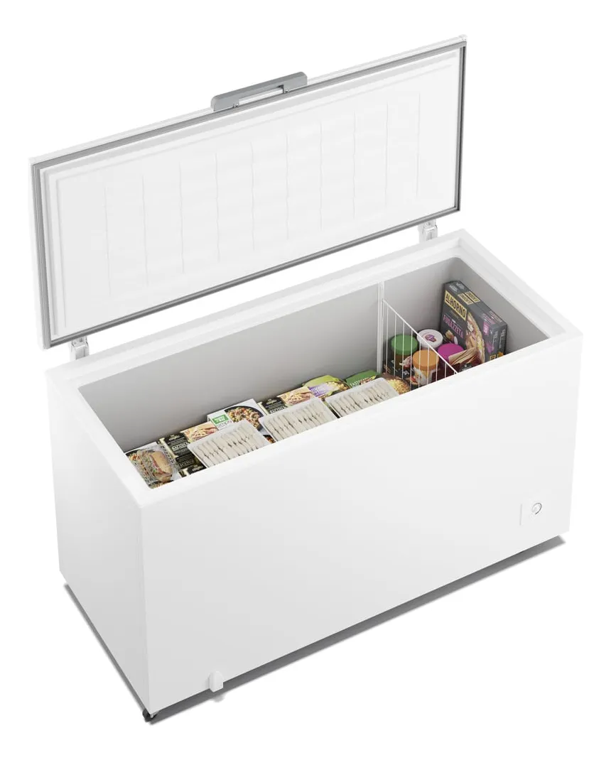 Freezer horizontal branco Electrolux H550 Inverter aberto e organizado com caixas de alimentos e potes de sorvete, destacando o painel digital frontal e o amplo espaço interno.