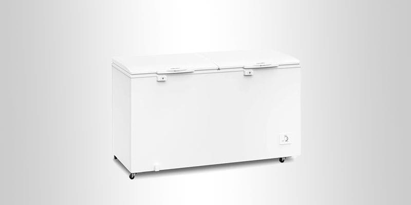 Freezer horizontal branco da marca Electrolux em fundo cinza, exemplificando um produto de fabricante com ampla rede de assistência técnica e disponibilidade de peças no Brasil.