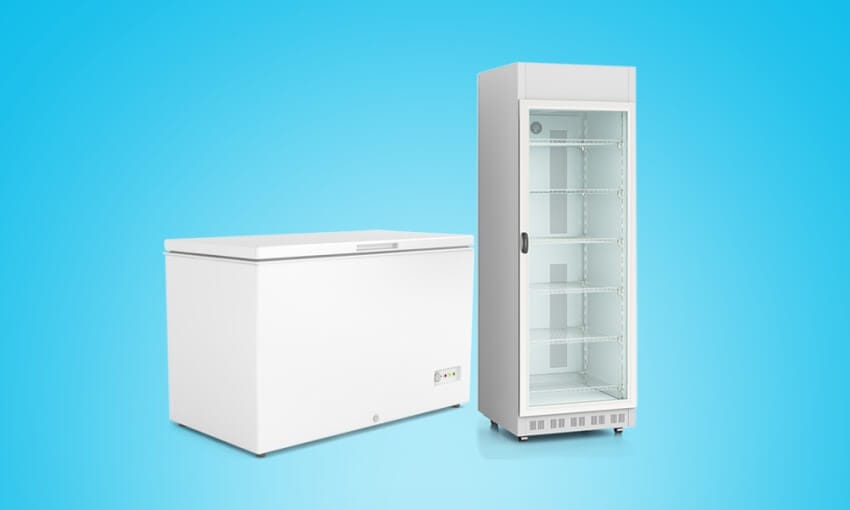 Comparação visual entre um freezer horizontal branco de tampa única e um freezer vertical expositor com porta de vidro, ilustrando as diferenças de formato discutidas no guia de marcas.