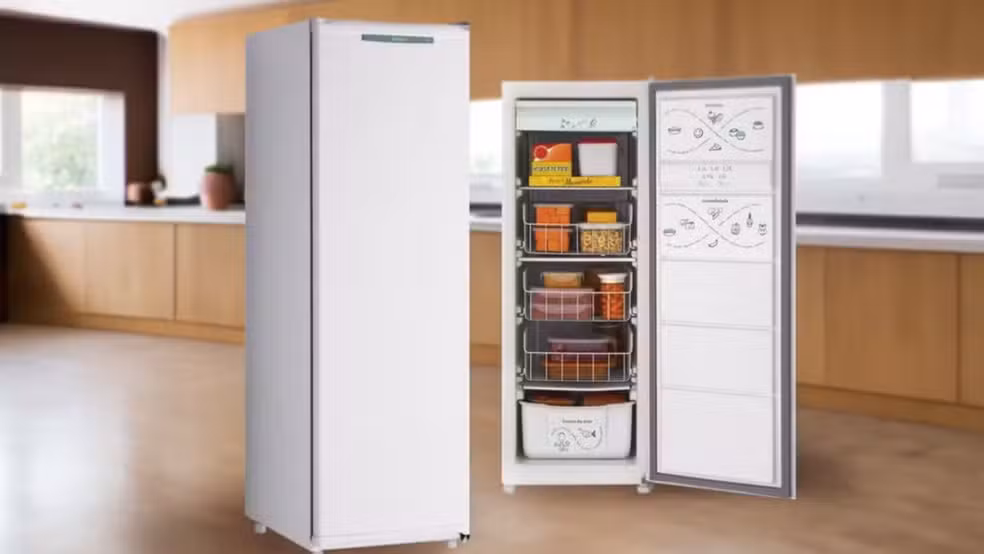 Ilustração de um freezer vertical branco aberto em uma cozinha, exibindo gavetas organizadas com alimentos e sistema de vedação reforçado.