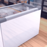 Freezer horizontal com tampa de vidro em um ambiente comercial, exibindo produtos organizados em seu interior, representando a escolha do melhor modelo para compra.