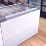 Freezer horizontal com tampa de vidro em um ambiente comercial, exibindo produtos organizados em seu interior, representando a escolha do melhor modelo para compra.