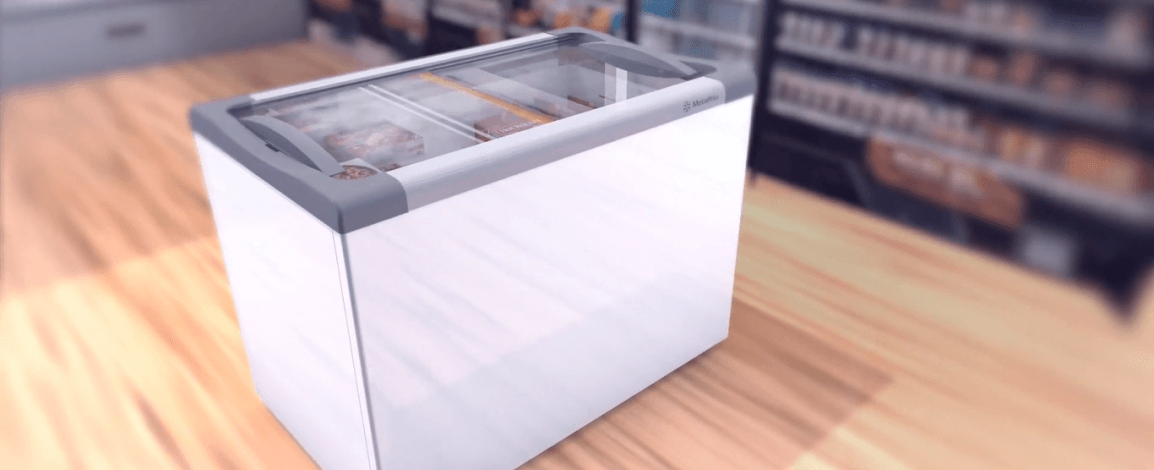 Freezer horizontal com tampa de vidro em um ambiente comercial, exibindo produtos organizados em seu interior, representando a escolha do melhor modelo para compra.