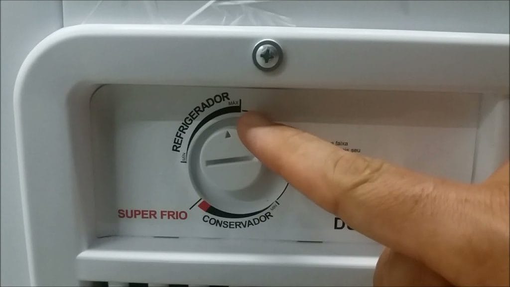 Close do painel de controle de um freezer mostrando o botão seletor nas funções refrigerador, conservador e super frio, destacando o ajuste manual de temperatura.
