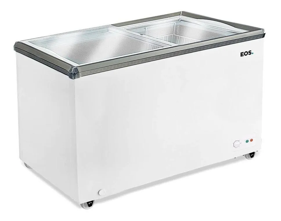 Freezer expositor horizontal EOS modelo EEH300XX de 247 litros, com duas tampas de vidro deslizantes, gabinete branco, rodinhas reforçadas e painel de controle de temperatura frontal.