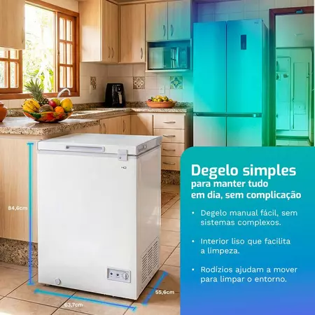 Freezer horizontal HQ 150 litros modelo HQ-150CFX instalado em uma cozinha, exibindo infográfico com as dimensões de 84,6 x 63,7 x 55,6 cm e detalhes sobre o degelo manual e facilidade de limpeza.
